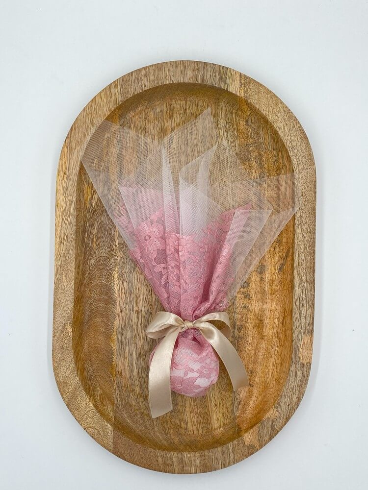 Μπομπονιέρα Γάμου Τούλινη με Δαντέλα Λέζα Σάπιο Μήλο και Σατέν Κορδέλα Μπεζ