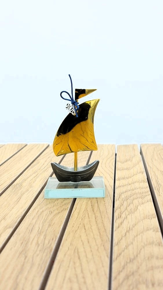 Γούρι Καραβάκι με Χρυσό Πανί & Γυάλινη Βάση